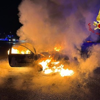 FOTO. Paura sulla Pedemontana per un incidente: un'auto prende fuoco, coinvolta anche un'ambulanza