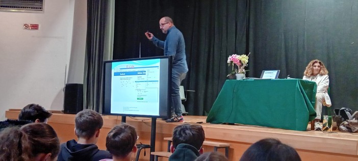 Vigevano, alla scuola secondaria Robecchi l'incontro col la giudice Annamaria Fiorillo Vigevano, alla scuola secondaria Robecchi l'incontro col la giudice Annamaria Fiorillo