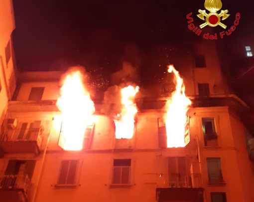 Milano: incendio in appartamento, donna si lancia dal quinto piano e muore