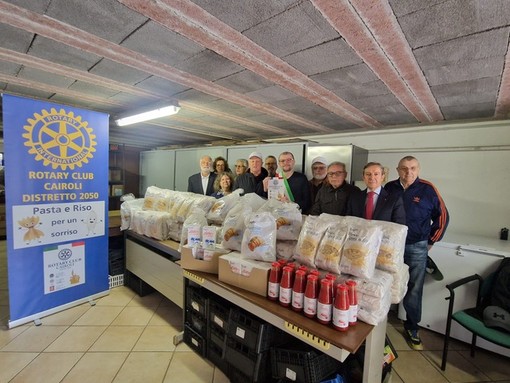 Il Rotary Club Cairoli consegna 300 chili di generi alimentari alla Caritas di Gropello