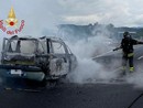 FOTO. Auto prende fuoco sull'A9: passeggeri e conducente abbandonano il veicolo in tempo