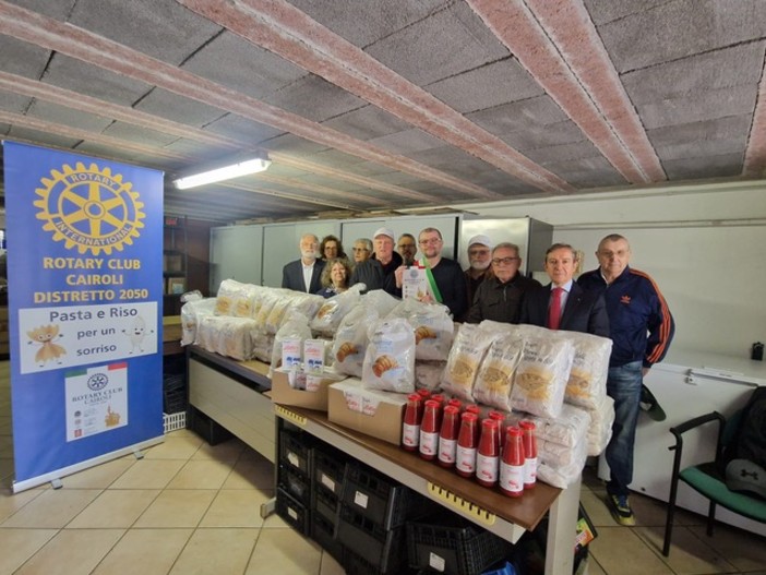 Il Rotary Club Cairoli consegna 300 chili di generi alimentari alla Caritas di Gropello