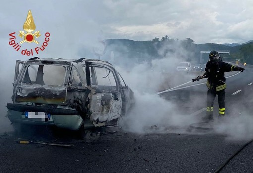 FOTO. Auto prende fuoco sull'A9: passeggeri e conducente abbandonano il veicolo in tempo