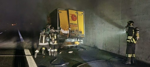 FOTO. Furgone in fiamme sotto il viadotto in Autolaghi: illeso il conducente