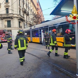 Milano, tram deraglia e finisce contro una vetrina: due morti e decine di feriti. Il racconto di chi era a bordo: «Prendeva velocità»