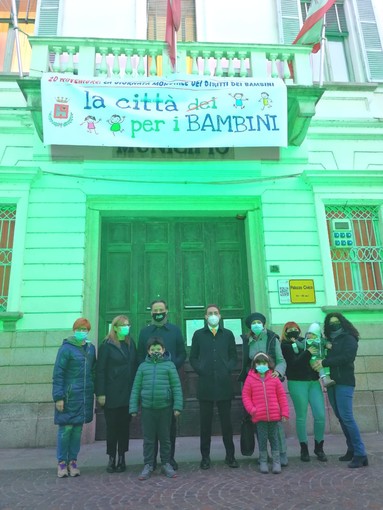 Vigevano: palazzo comunale illuminato di verde per la Giornata Mondiale dei diritti dei bambini