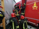 Scontro tra tre mezzi pesanti: autisti feriti e autostrada A4 chiusa in direzione Milano