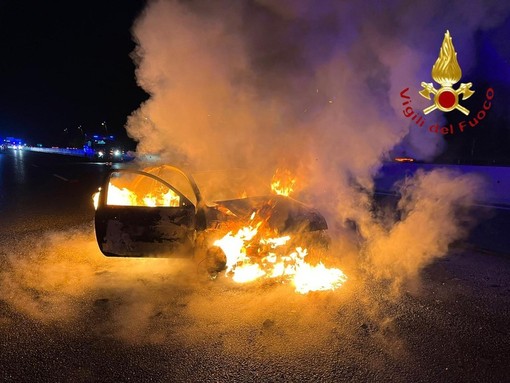 FOTO. Paura sulla Pedemontana per un incidente: un'auto prende fuoco, coinvolta anche un'ambulanza FOTO. Paura sulla Pedemontana per un incidente: un'auto prende fuoco, coinvolta anche un'ambulanza