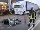 Moto contro auto nel Comasco, ventitrenne finisce sotto un camion in sosta: è grave Moto contro auto nel Comasco, ventitrenne finisce sotto un camion in sosta: è grave