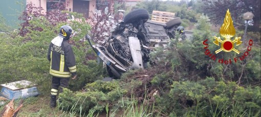 FOTO. Ragazza al volante perde il controllo dell'auto e si ribalta fuori strada: paura nel Comasco FOTO. Ragazza al volante perde il controllo dell'auto e si ribalta fuori strada: paura nel Comasco