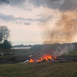 Zinasco: roghi di rifiuti speciali in campagna, individuate e denunciate tre persone