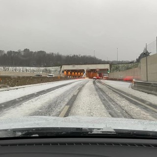 La foto postata sulla pagina Facebook di Gianluca Bertoni: l'effetto di una nevicata sulle strade dopo i temporali con grandine della serata è visibile anche sulla Pedemontana