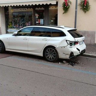 Magenta: sbatte contro un’auto in sosta e si allontana