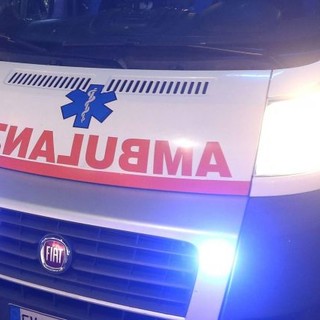 Vigevano: perde il controllo dell'auto e si schianta contro la rotatoria in viale Commercio, soccorsi in azione