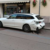 Magenta: sbatte contro un’auto in sosta e si allontana