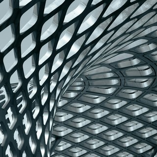 Il metallo che respira tra industria e nuove visioni architettoniche