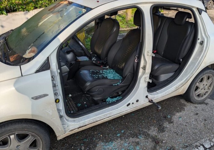 Corbetta: esce di casa e trova la sua auto completamente smontata Corbetta: esce di casa e trova la sua auto completamente smontata