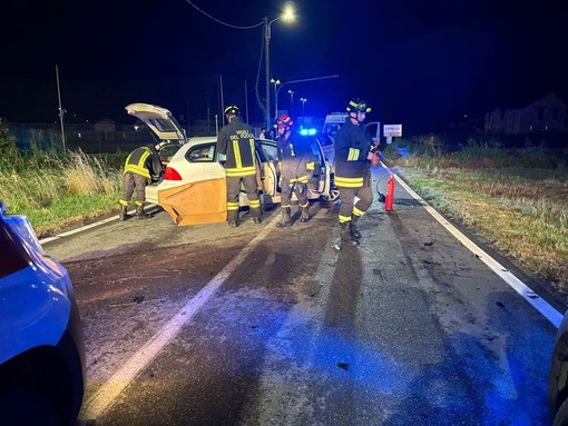 Lomello: auto si schianta contro un palo della luce, feriti due ragazzi