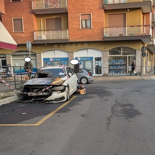 Auto in fiamme nella notte in pieno centro a Magenta: intervento dei Vigili del Fuoco in via Santa Crescenzia