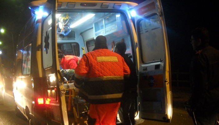 Parona, infortunio sul lavoro: 41enne si schiaccia una mano con l'impastatrice