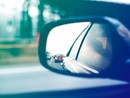 Dallo specchietto rotto al finto investimento, le truffe più diffuse al volante