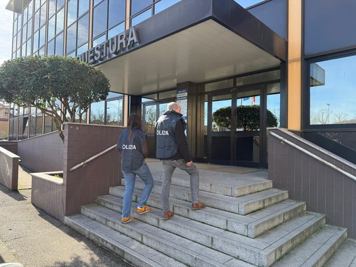 Vigevano, due donne rapinate in tre giorni. La Polizia di Stato arresta l’autore delle rapine con lo spray al peperoncino Vigevano, due donne rapinate in tre giorni. La Polizia di Stato arresta l’autore delle rapine con lo spray al peperoncino