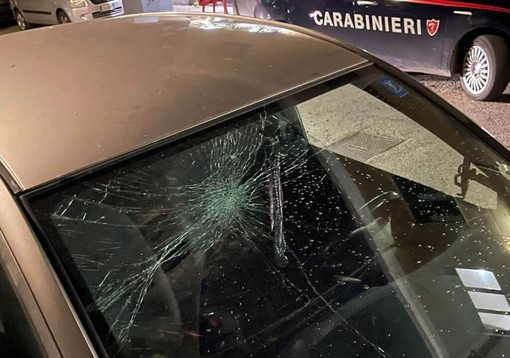 Abbiategrasso: uomo in escandescenza spacca i vetri delle auto in sosta, fermato dai Carabinieri Abbiategrasso: uomo in escandescenza spacca i vetri delle auto in sosta, fermato dai Carabinieri