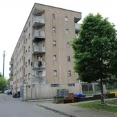 Abbiategrasso, sgombero alle case Aler degenera: arrestato 21enne, trovati droga e armi