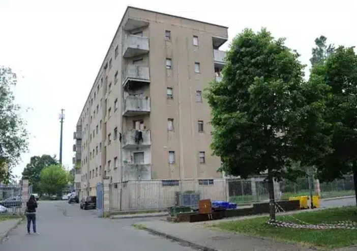 Abbiategrasso, sgombero alle case Aler degenera: arrestato 21enne, trovati droga e armi