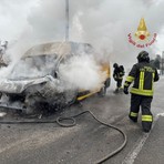 Garlasco: furgone divorato dalle fiamme, intervengono i Vigili del fuoco