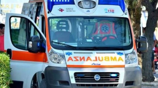 Incidente stradale a Trecate: motociclista settantenne gravemente ferito nello scontro con un camion