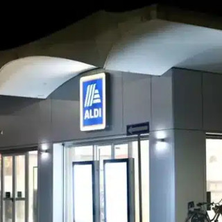 Rapina a mano armata all’Aldi di Vigevano: clienti rifugiati nel magazzino