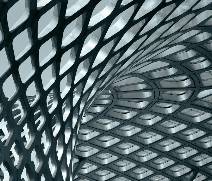 Il metallo che respira tra industria e nuove visioni architettoniche