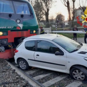 Paura sui binari ad Abbiategrasso: treno contro un’auto, linea ferroviaria interrotta Paura sui binari ad Abbiategrasso: treno contro un’auto, linea ferroviaria interrotta