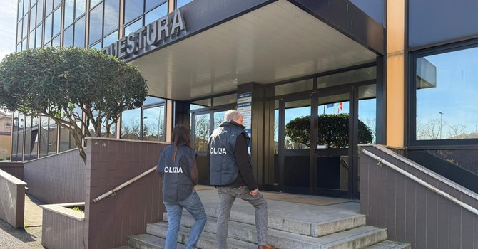 La Polizia di Stato sequestra armi bianche in ospedale e nell’ambito di una lite condominiale denuncia i responsabili La Polizia di Stato sequestra armi bianche in ospedale e nell’ambito di una lite condominiale denuncia i responsabili