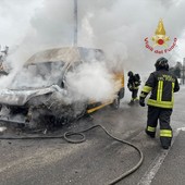 Garlasco: furgone divorato dalle fiamme, intervengono i Vigili del fuoco