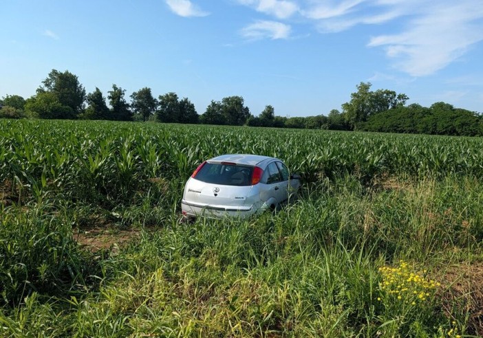 Magenta, auto rubata e abbandonata in un campo di granoturco a Pontevecchio: beffa per l’agricoltore che non può irrigare Magenta, auto rubata e abbandonata in un campo di granoturco a Pontevecchio: beffa per l’agricoltore che non può irrigare