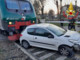 Paura sui binari ad Abbiategrasso: treno contro un’auto, linea ferroviaria interrotta Paura sui binari ad Abbiategrasso: treno contro un’auto, linea ferroviaria interrotta