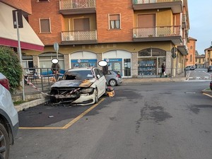 Auto in fiamme nella notte in pieno centro a Magenta: intervento dei Vigili del Fuoco in via Santa Crescenzia Auto in fiamme nella notte in pieno centro a Magenta: intervento dei Vigili del Fuoco in via Santa Crescenzia