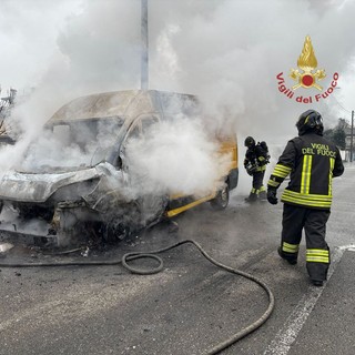 Garlasco: furgone divorato dalle fiamme, intervengono i Vigili del fuoco