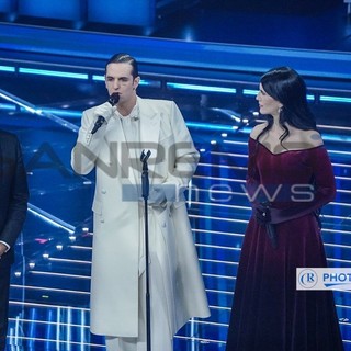 Achille Lauro commuove l’Ariston con il brano dedicato alle vittime di Crans-Montana