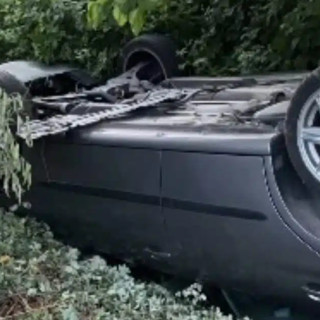 Auto ribaltata nel canale a Bernate Ticino, scattano i soccorsi: ma dentro non c’è nessuno