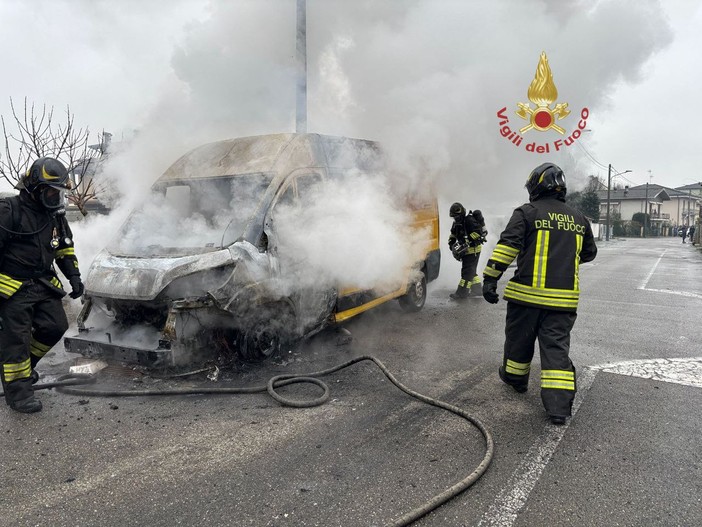 Garlasco: furgone divorato dalle fiamme, intervengono i Vigili del fuoco