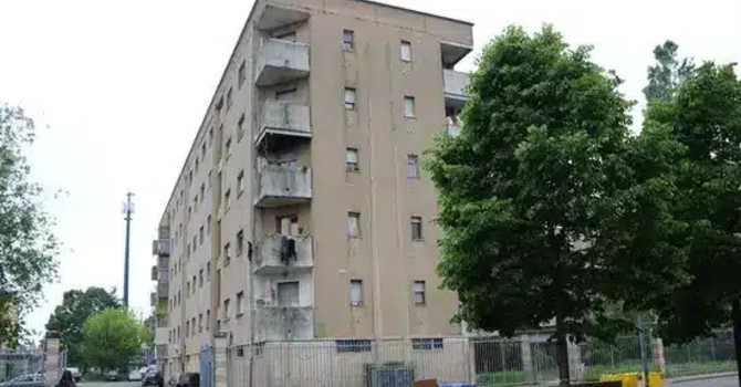 Abbiategrasso, sgombero alle case Aler degenera: arrestato 21enne, trovati droga e armi