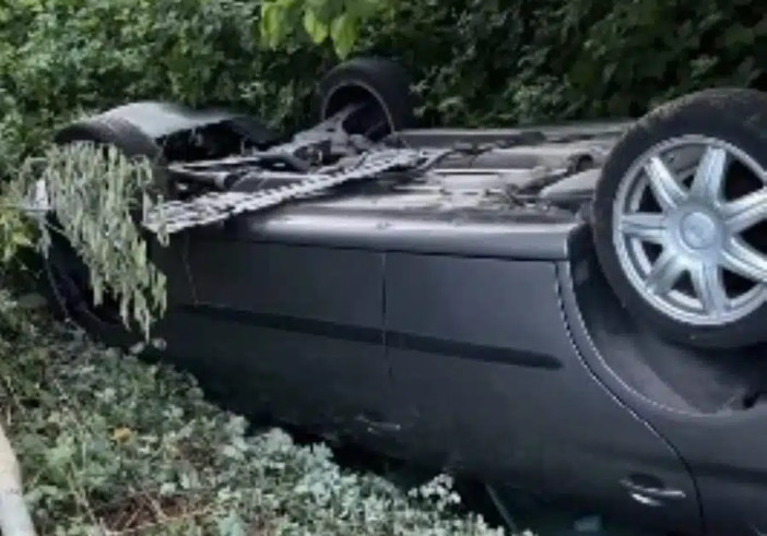 Auto ribaltata nel canale a Bernate Ticino, scattano i soccorsi: ma dentro non c’è nessuno