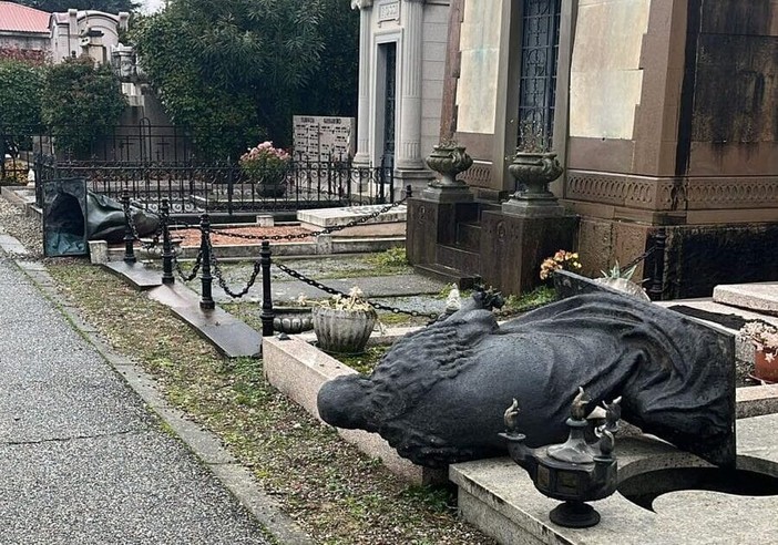 Vandali al cimitero di Vigevano, danneggiate statue e tombe Vandali al cimitero di Vigevano, danneggiate statue e tombe