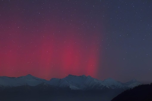 Aurora boreale sul Verbano, il cielo è uno spettacolo Aurora boreale sul Verbano, il cielo è uno spettacolo