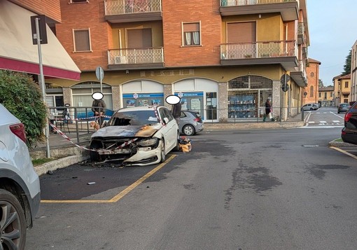 Auto in fiamme nella notte in pieno centro a Magenta: intervento dei Vigili del Fuoco in via Santa Crescenzia Auto in fiamme nella notte in pieno centro a Magenta: intervento dei Vigili del Fuoco in via Santa Crescenzia