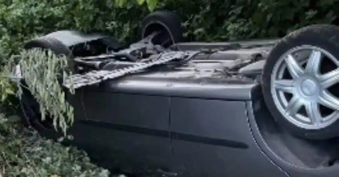 Auto ribaltata nel canale a Bernate Ticino, scattano i soccorsi: ma dentro non c’è nessuno