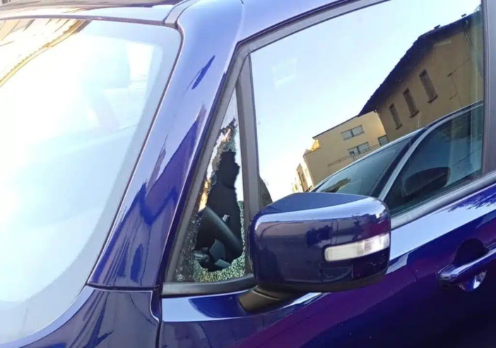 Magenta, furto in pieno centro: rotto il vetro di un’auto, rubata la borsa all’interno